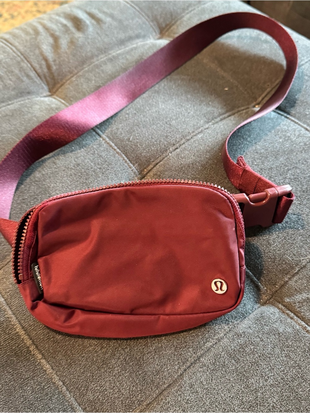 Lululemon Everywhere Belt Bag Wine Burgundy Crossbody Strap Zip fanny pack